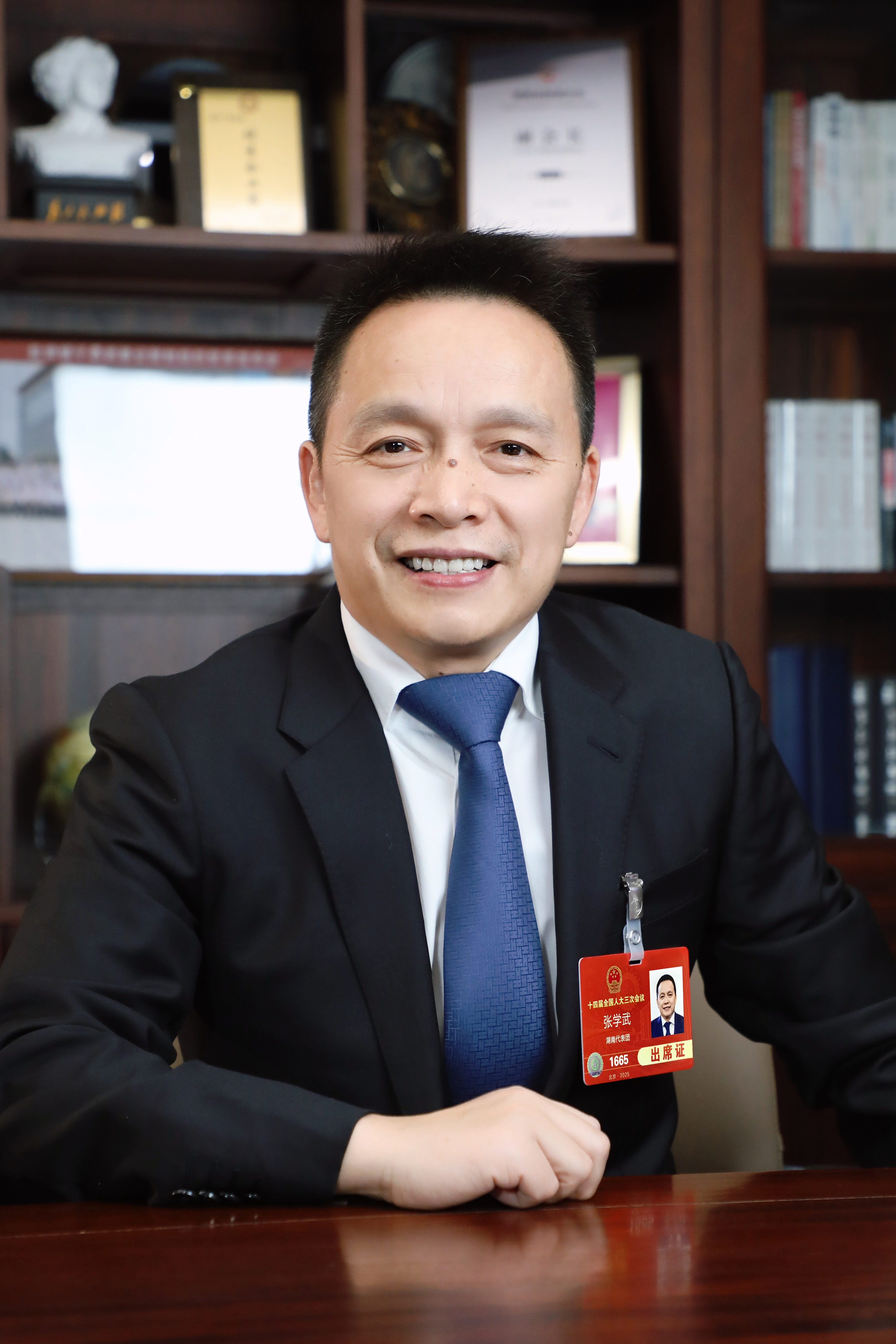 2025兩會(huì) 全國(guó)人大代表、鹽津鋪?zhàn)佣麻L(zhǎng)張學(xué)武赴京履職
